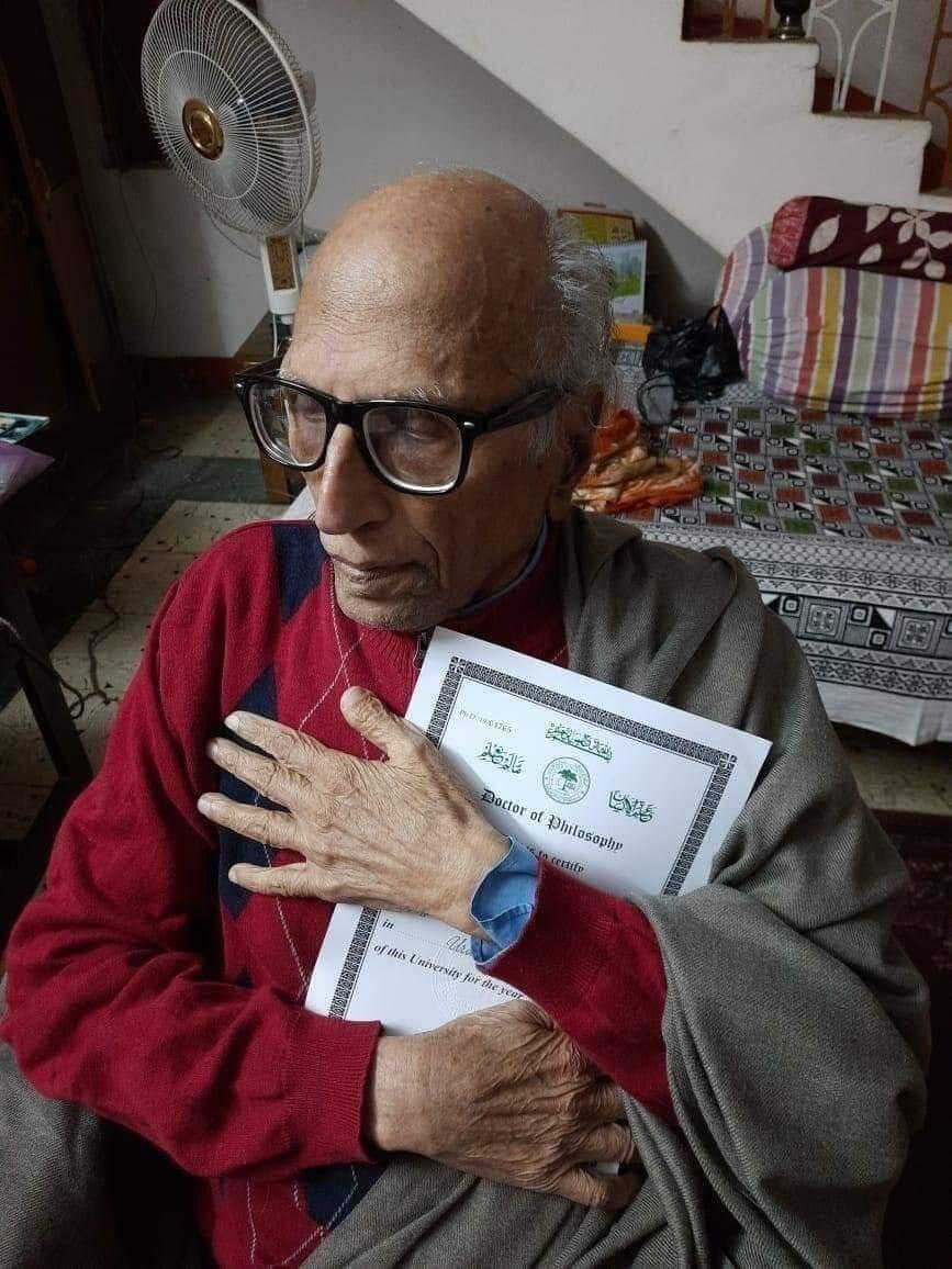 46 साल बाद PhD की डिग्री मिली तो खिल उठे  बशीर बद्र, कुछ यूं जाहिर की खुशी