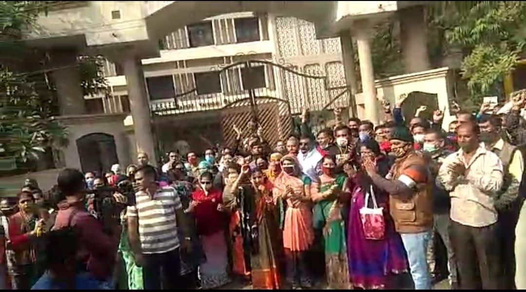 फीस और ऑनलाइन क्लास के लिए स्कूल के बाहर हंगामा, नारे लगे शिवराज मामा न्याय दिलाओ  