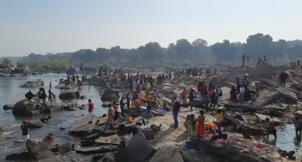 मकर संक्रांति पर ओरछा में उमड़ी श्रद्धालुओं की भीड़, बेतवा में लगाई डुबकी