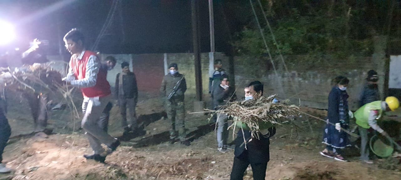 कलेक्टर ने सफाईकर्मियों के साथ की सफाई, एसडीएम सीएमओ ने हाथ बंटाया