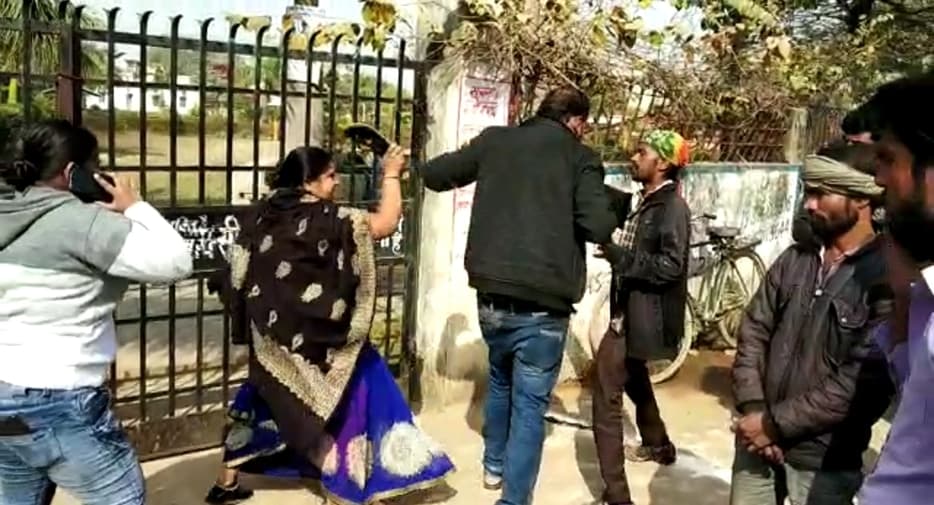 छेड़छाड़ करना पड़ा महंगा, महिलाओं ने सरेआम की पिटाई, वीडियो वायरल