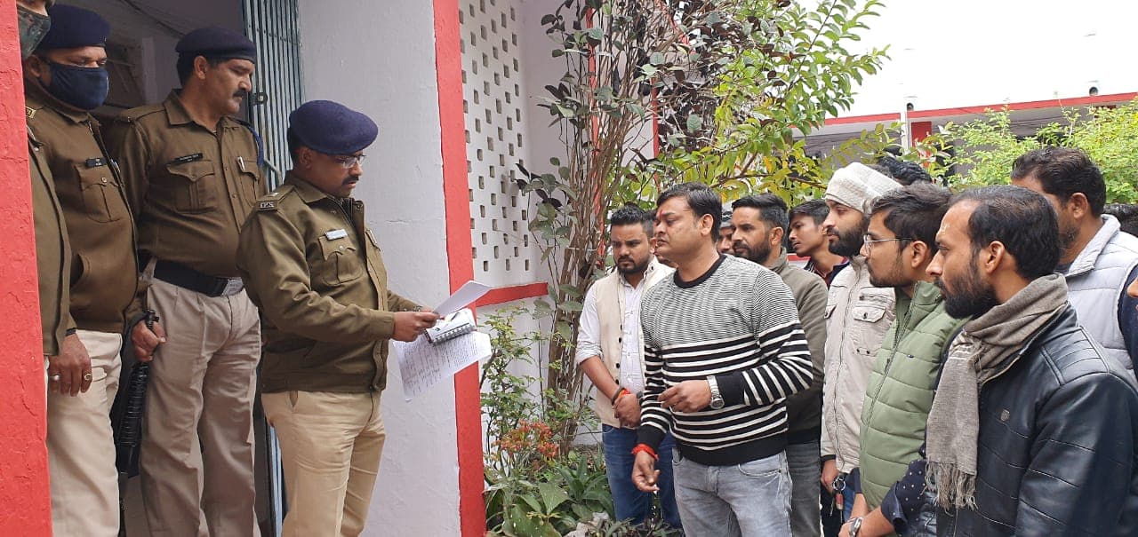 भारतीय जनता युवा मोर्चा का प्रदर्शन, यातायात प्रभारी पर अवैध वसूली का आरोप