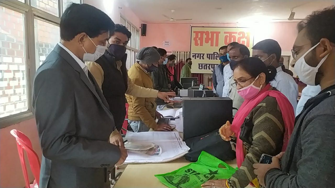 औचक निरीक्षण करने पैदल नगर पालिका पहुंचे कलेक्टर, व्यवस्थाओं का जायजा लिया