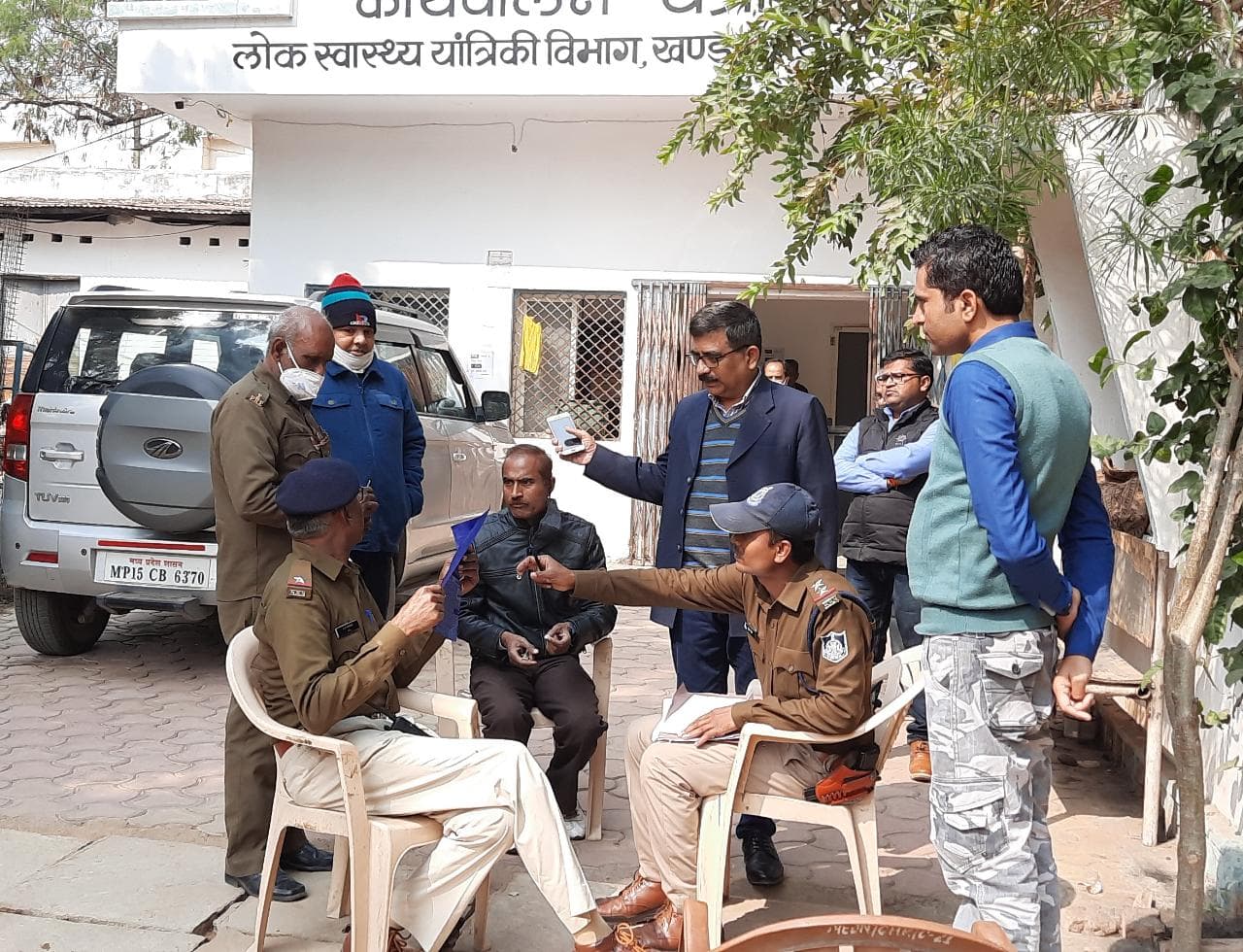 छतरपुुर में पुलिस के सामने लेखपाल ने कार्यपालन यंत्री पर लगाए भ्रष्टाचार के आरोप