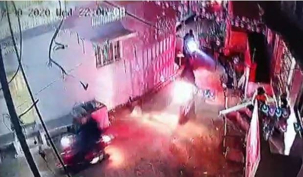 Chhatarpur News- बाइक सवार युवकों का फायरिंग करते वीडियो वायरल