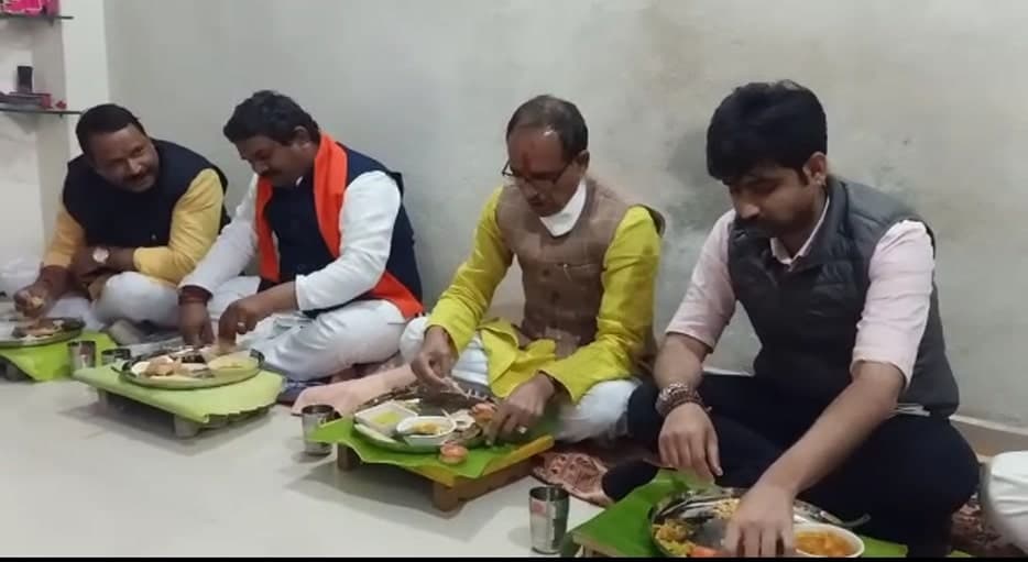 सीएम शिवराज सिंह चौहान ने देवास में निखिल सरकार के घर किया भोजन
