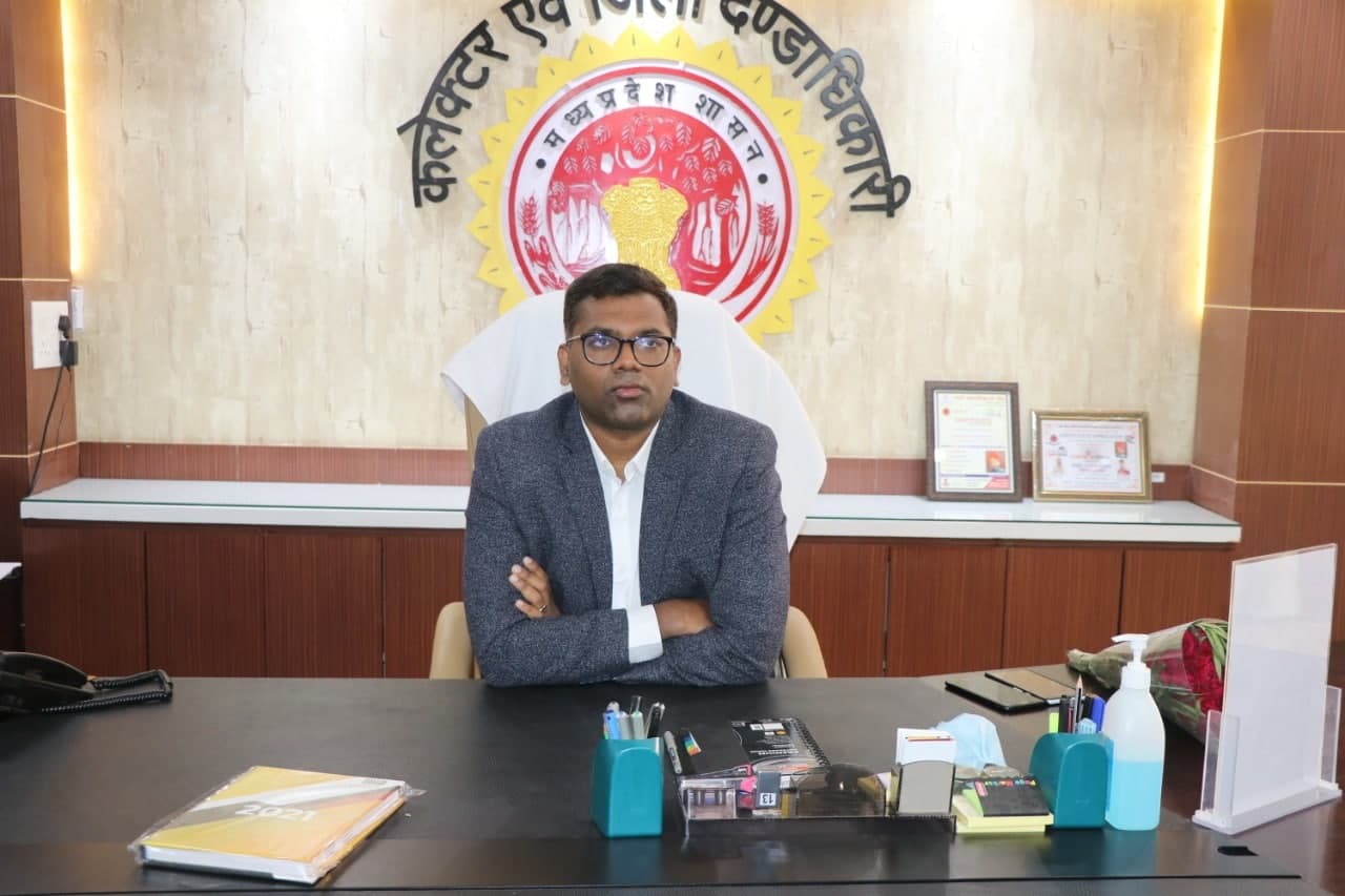 मुरैना- कलेक्टर का एक्शन, 9 अधिकारियों को कारण बताओ नोटिस, वेतन काटने के निर्देश