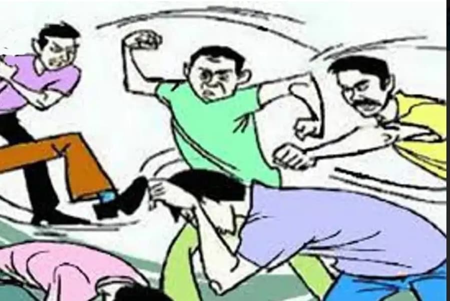पुराने विवाद को लेकर दो गांव के लोगों में हथियार चले, 11 घायल