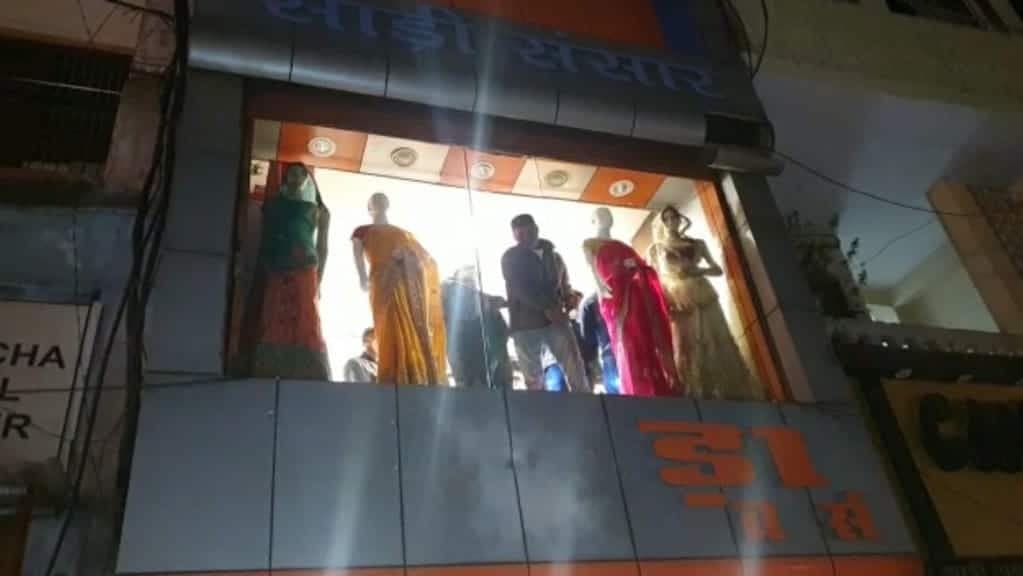 जबलपुर में कपड़ा व्यापारी की दुकान के बाहर फेंका बम, व्यापारियों में दहशत,