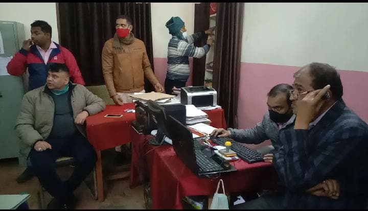 Bribe : तीन हज़ार की रिश्वत लेते तहसीलदार का बाबू गिरफ़्तार