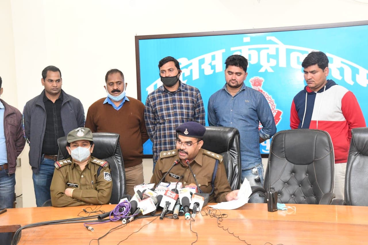 बमकांड का पुलिस ने किया खुलासा, तीन आरोपी गिरफ्तार