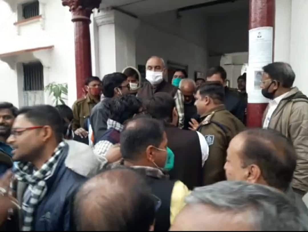 कांग्रेस ने लगाए पुलिस पर वसूली के आरोप घेरा थाना, भाजपा भी पहुंची, जमकर हुई नारेबाजी