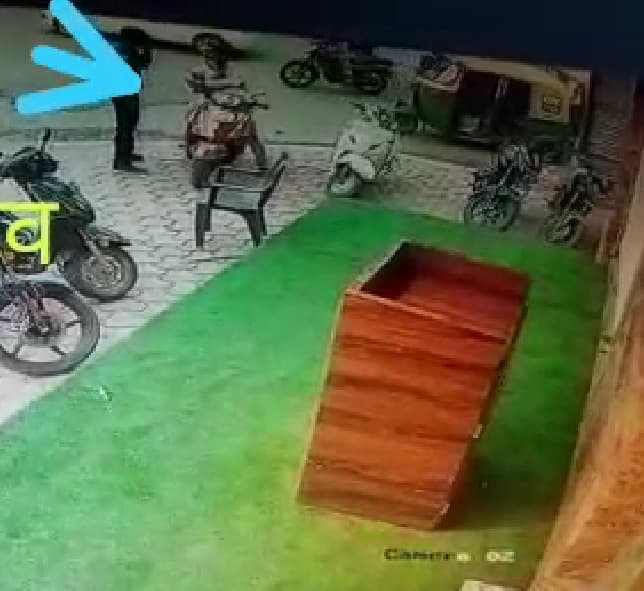 चकमा देकर डिक्की से उड़ाए 2 लाख, घटना सीसीटीवी में कैद, डीआईजी ने जताई गिरोह पर आशंका