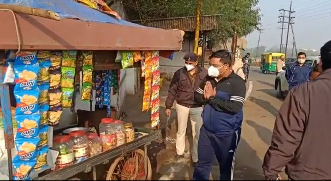 ग्रामीण क्षेत्रों में निरीक्षण के लिये गए निगम आयुक्त ने दुकानदारों के सामने जोड़े हाथ
