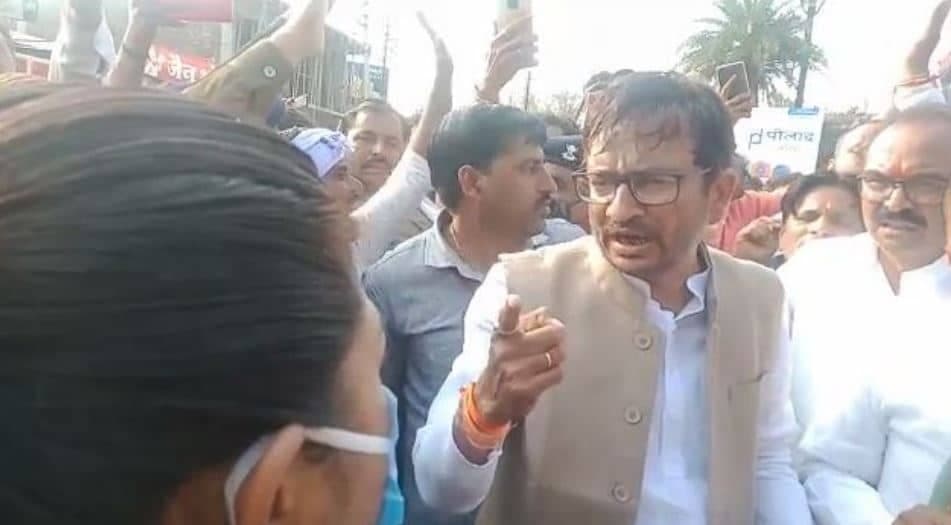 Ratlam News : SDM को कांग्रेस विधायक की सरेआम धमकी, अगर आप महिला नहीं होती तो कॉलर पकड़ कर ज्ञापन देता