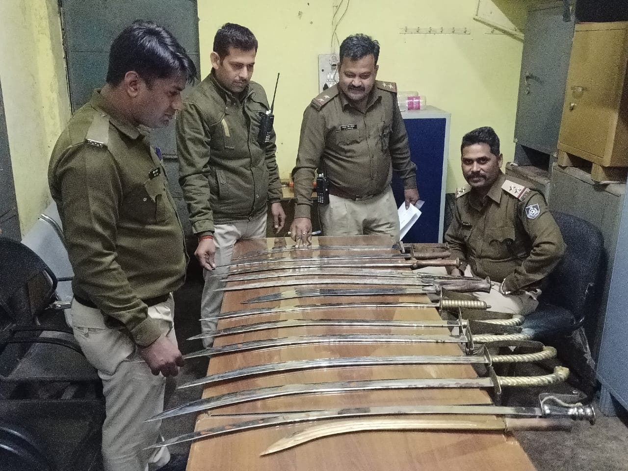 कांग्रेस नेता के घर से हथियारों का जखीरा बरामद, जेल में हैं पिता-पुत्र
