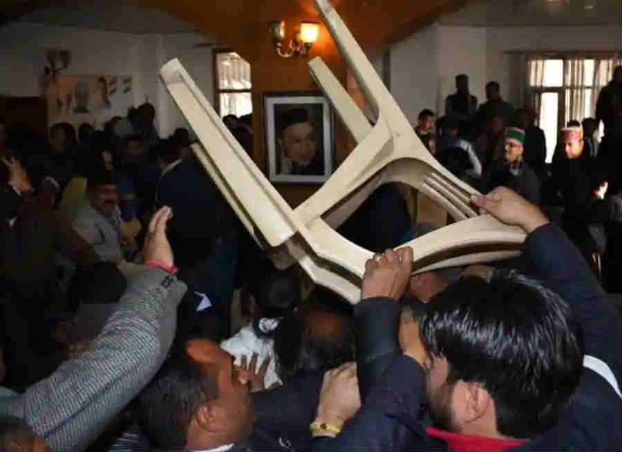 पार्टी कार्यालय में कांग्रेसी नेताओं के बीच जमकर चले लात-घूसे, पुलिस ने दर्ज किया मामला