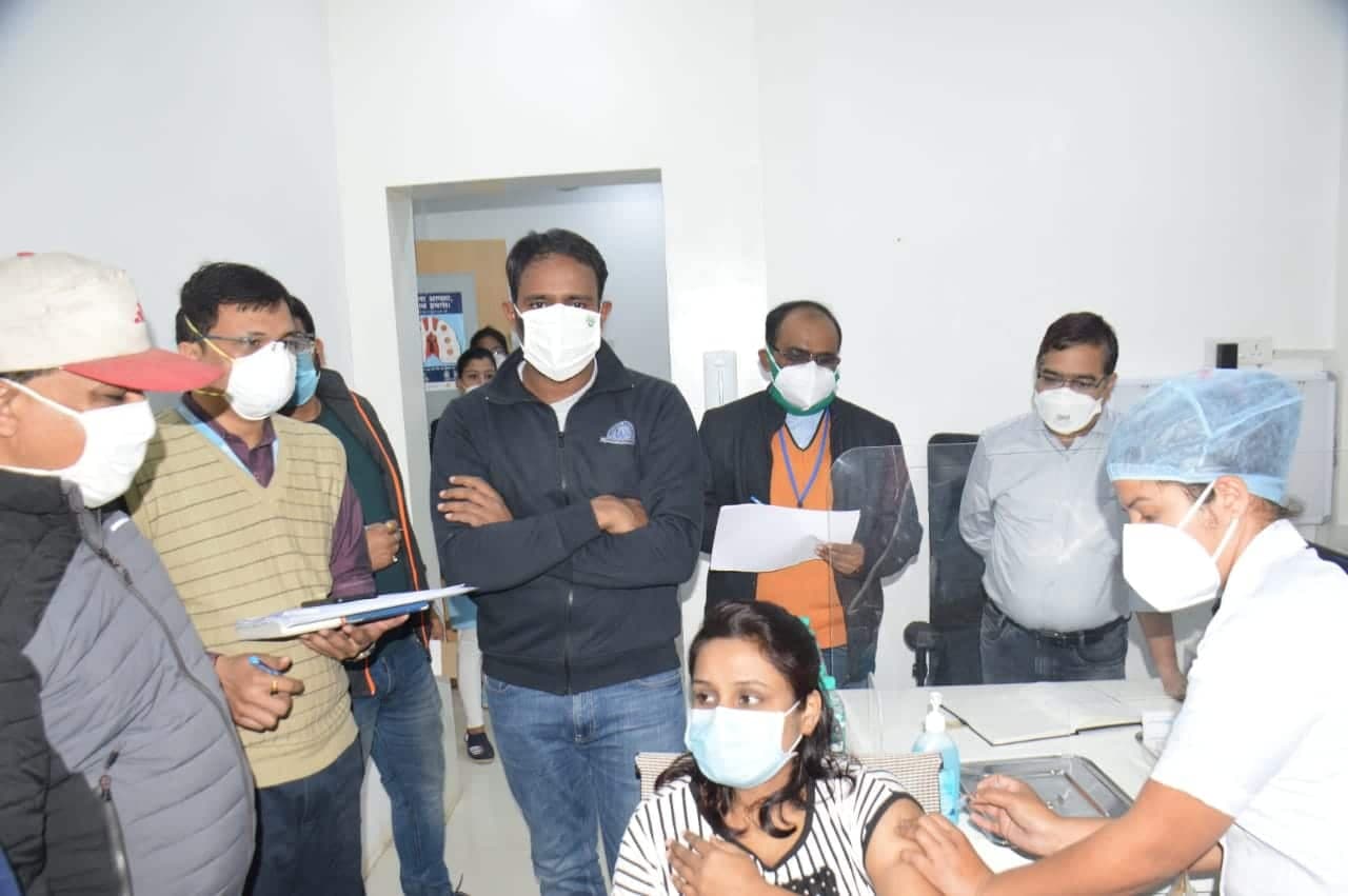 जबलपुर: जागरूकता की कमी, कोरोना वैक्सीन के ड्राइ रन में महिला स्वास्थकर्मी ही नहीं हुई शामिल