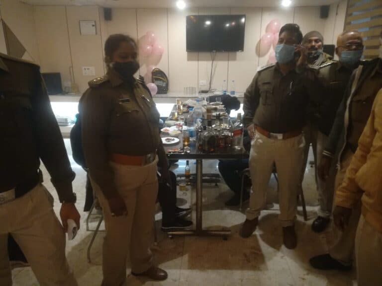 बिना अनुमति के करवा रहे शराबखोरी, प्रशासन ने की होटल मालिक पर FIR दर्ज