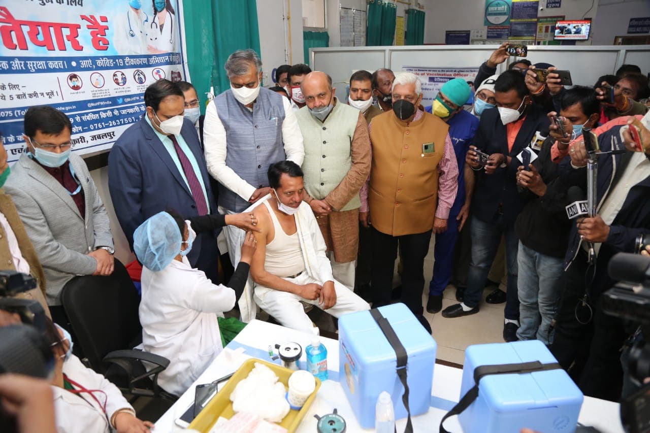 जबलपुर में भी हुई कोरोना वैक्सीनेशन की शुरूआत, सफाईकर्मी को लगा पहला टीका