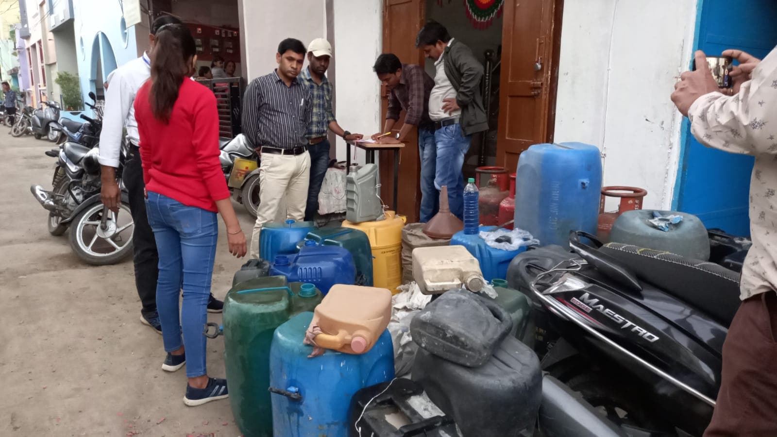 250 लीटर अवैध केरोसिन बरामद, आरोपी ने सैंकड़ों लीटर केरोसिन नाली में बहाया