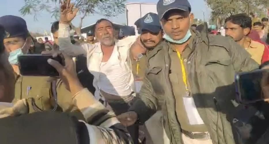 सीएम शिवराज की सभा में किसान ने की आत्महत्या की कोशिश, एसडीओपी पर रिश्वत मांगने का आरोप