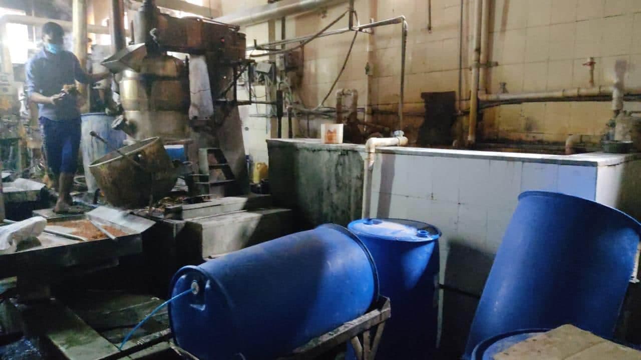 गंदगी में बनाई जा रही थी बच्चों की कैंडी और लालीपॉप, खाद्य विभाग ने की कार्रवाई