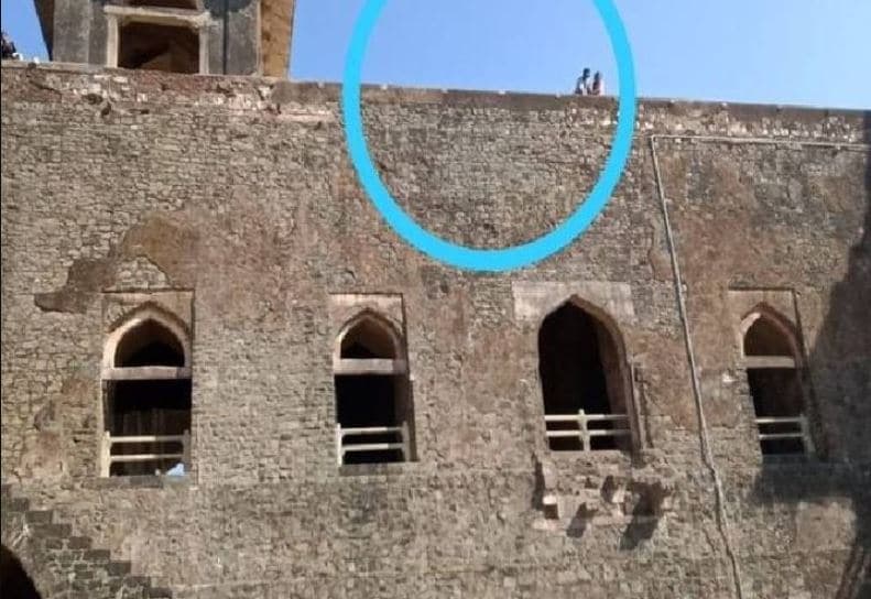 सेल्फी बनी जान की दुश्मन, मांडू में फोटो लेने के चक्कर में जहाज महल की छत से 40 फीट नीचे गिरी छात्रा
