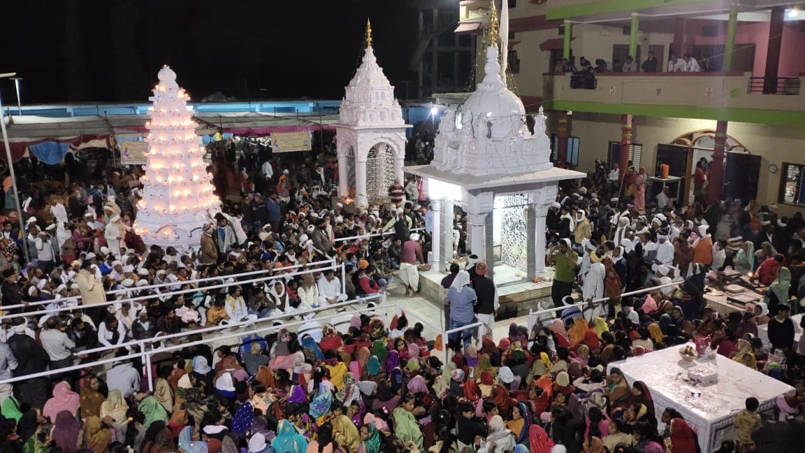 यहां 400 सालों से लग रहा भूतों का मेला, बाल खींच कर और झाड़ू मारकर होता है इलाज