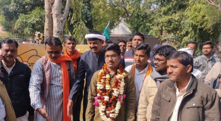 बीजेपी विधायक की अनूठी पहल, टॉपर स्टूडेंट को बनाया एक दिन का MLA