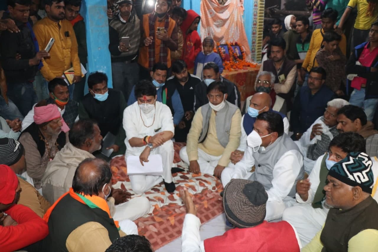 मुरैना शराब काण्ड : मृतकों के परिजनों से मिले सिंधिया, 50-50 हज़ार रुपए सहायता राशि देने की घोषणा की
