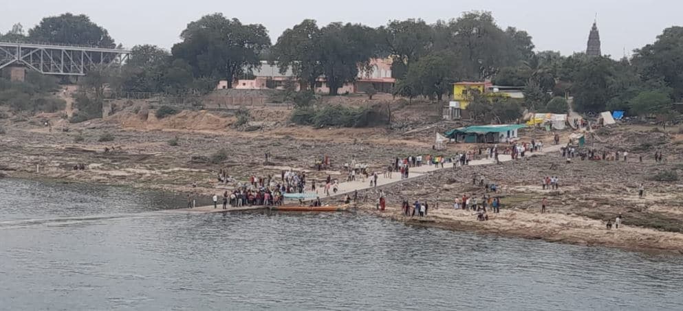 नर्मदा नदी में नाव पलटी, 9 लोगों को बचाया, अन्य की तलाश जारी