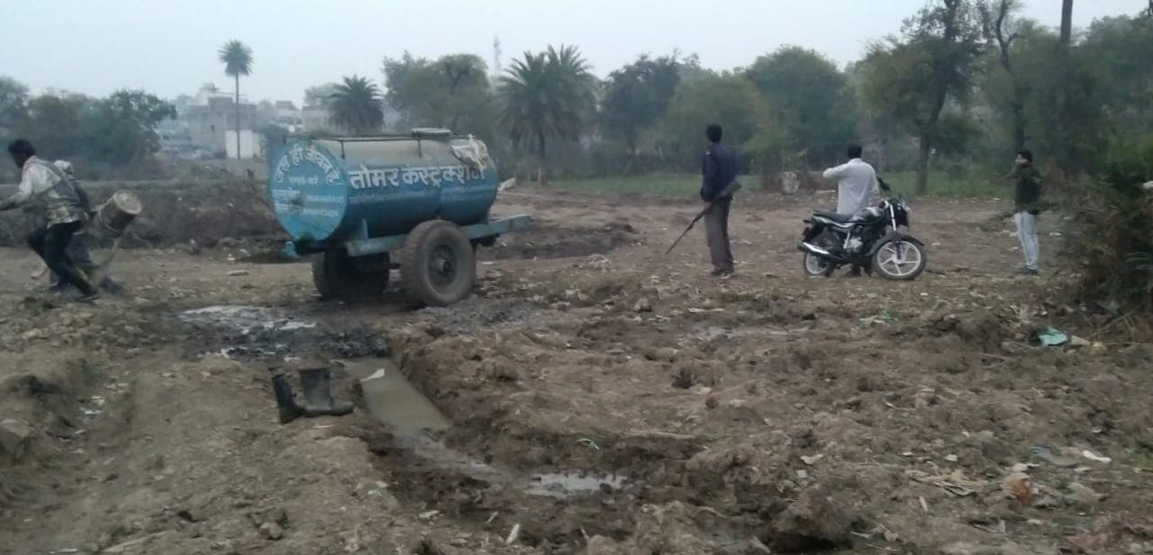 स्मार्ट सिटी ठेकेदार की दबंगई, विवादित स्थल पर बंदूक के साए में किया जा रहा निर्माण कार्य