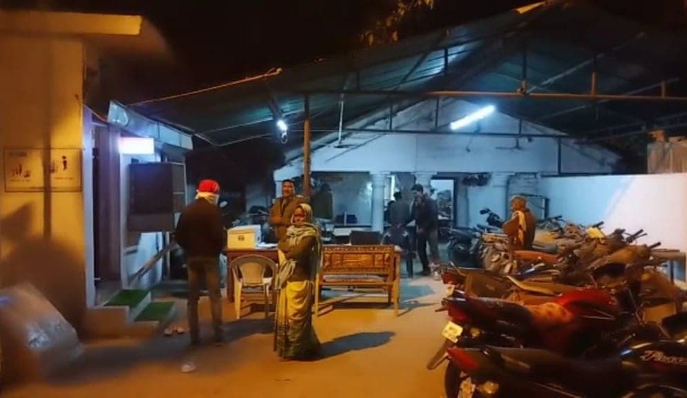 रिहायशी इलाके में चल रहा था देह व्यापार, दो युवतियां और सात युवक गिरफ्तार