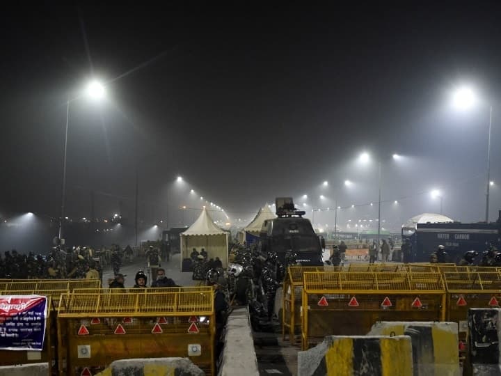 LIVE: गाजीपुर बॉर्डर पर बढ़ी टकराव की आशंका, राकेश टिकैत न हटने पर अड़े