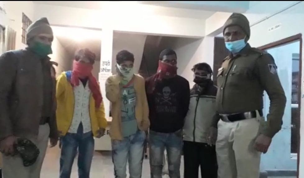 चार शातिर चोर धराए, तीन लाख के सोने-चांदी के जेवर बरामद