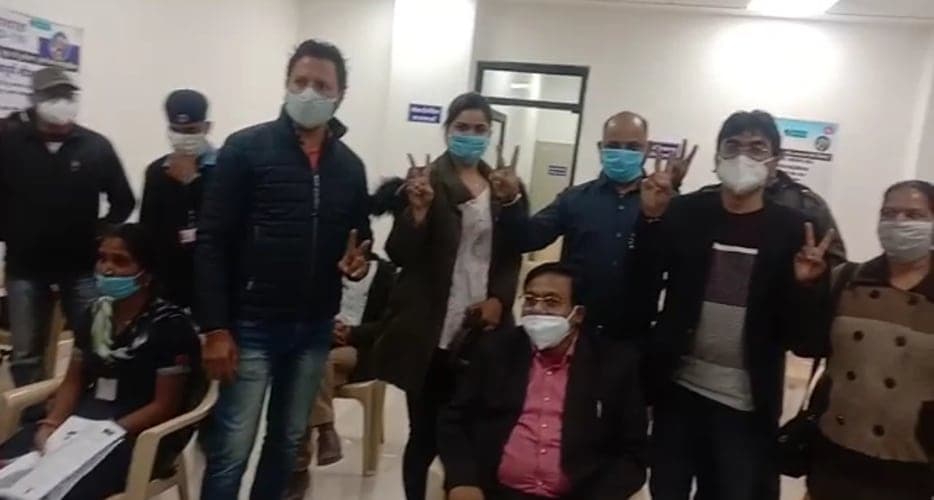 सबसे पहले सफाई कर्मचारी को लगा टीका, प्रदेश का पहला प्रमाण पत्र रतलाम में जारी