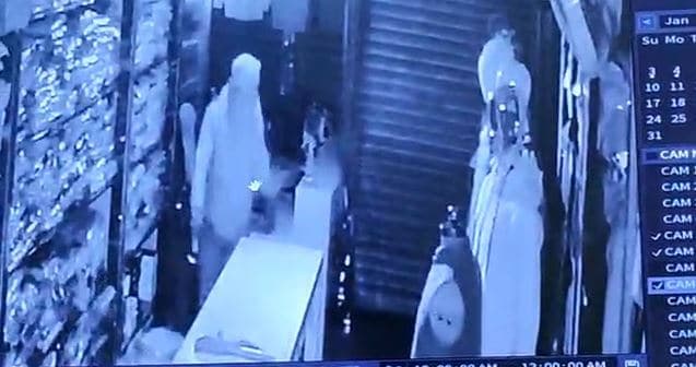 ग्रिल काटकर दुकान में घुसा चोर, दो घंटे तक की चोरी, कैमरे बंद किये फिर भी CCTV में कैद हुई वारदात
