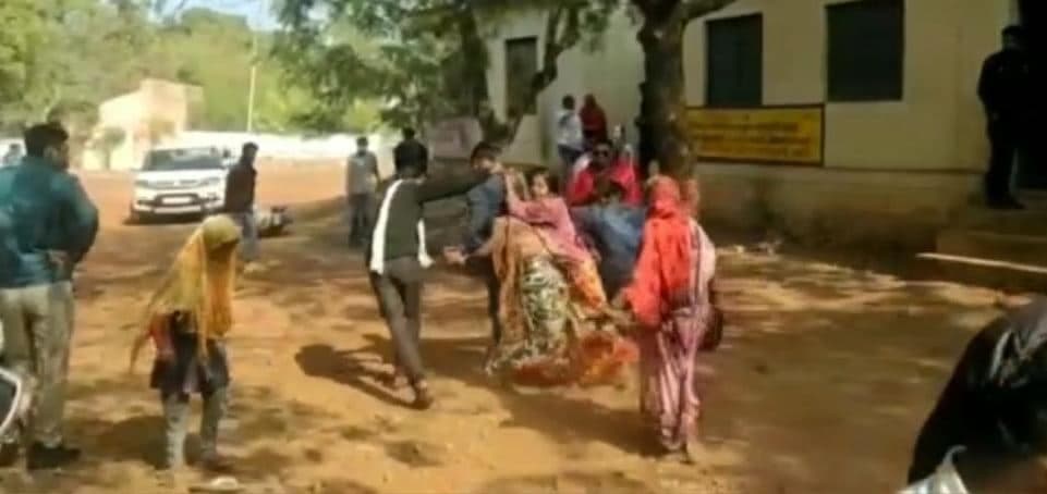 पैरोल पर आए हत्यारोपी की कोर्ट के बाहर जमकर पिटाई, वीडियो आया सामने