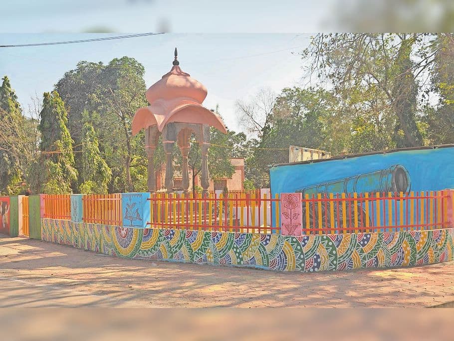 Madhya Pradesh : चर्चाओं में इस अफसर की बेटी की कब्र पर बना यह Selfie Point
