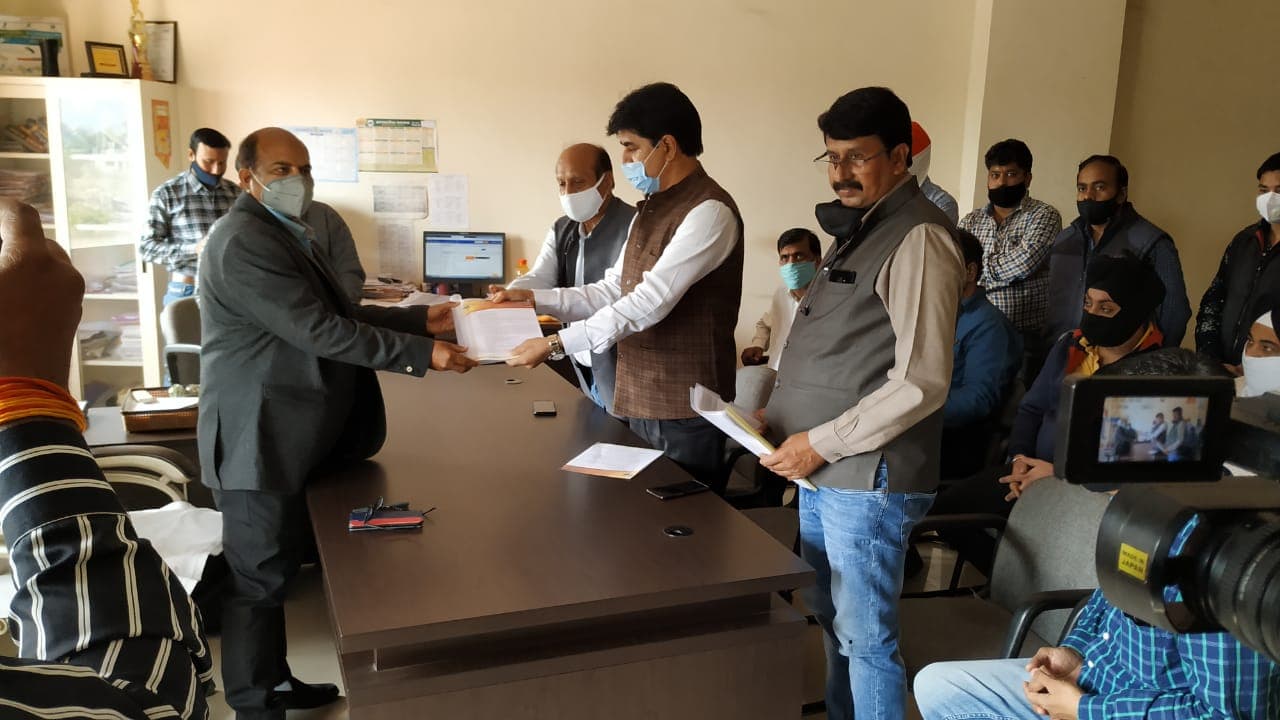 परिवहन चेक पोस्ट पर भ्रष्टाचार के सबूत और गवाह के साथ इंदौर आरटीओ पहुंचे ट्रांसपोर्टर्स