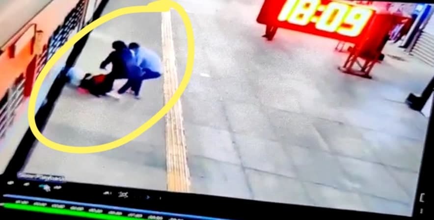चलती ट्रेन में चढ़ने की कोशिश में फिसली महिला, प्लेटफॉर्म पर मौजूद कर्मचारी ने बचाया