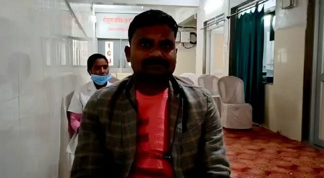 अनूपपुर में टीकाकरण की शुरूआत, जिला चिकित्सालय में पदस्थ भाईलाल पटेल को लगा पहला टीका