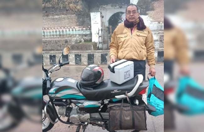 बर्ड फ्लू का सैंपल पहुंचाने 350 किमी बाइक चलाकर पहुंचे पिता-पुत्र, सीएम ने किया कर्मचारी के जज्बे को सलाम