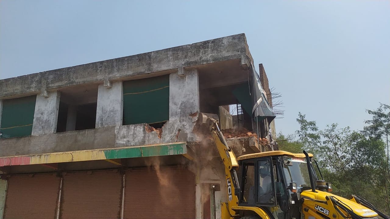 Hoshangabad : कांग्रेस नेता के मकान पर चला बुल्डोजर, 1 करोड़ से ज्यादा की भूमि मुक्त
