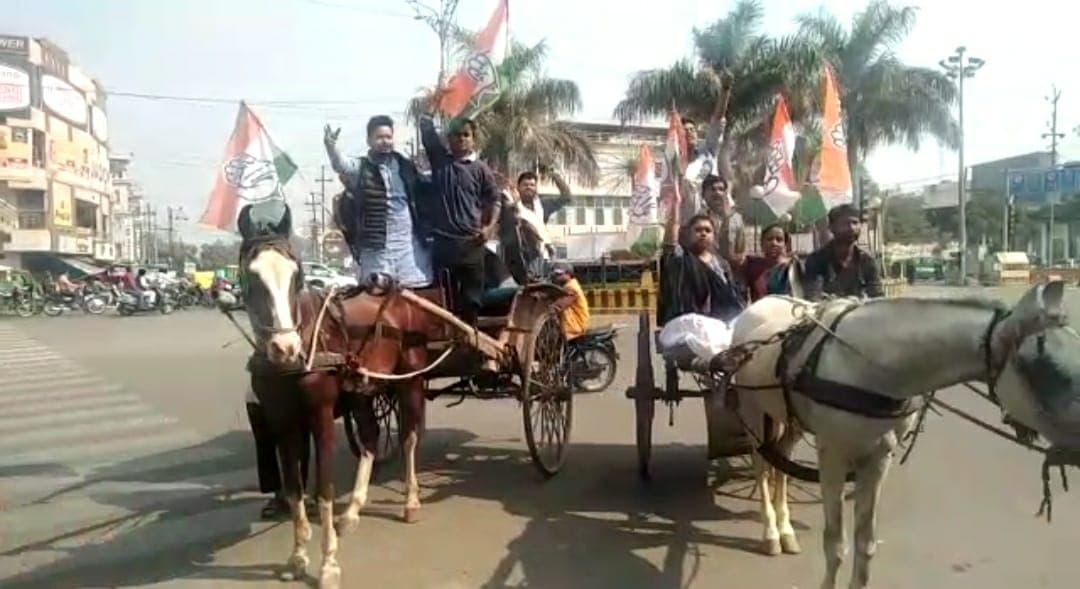 तांगे पर बैठकर निकले, रैली में हाथ जोड़कर बंद की अपील करते दिखे कांग्रेसी
