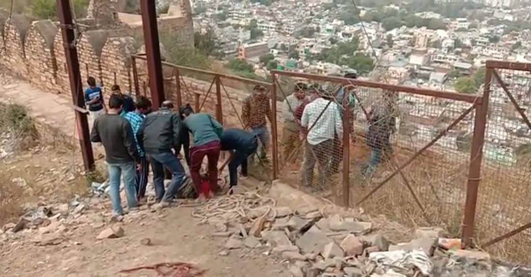 पढ़ाई के लिए पिता ने डांटा तो दे दी किले से कूदकर जान, झाड़ियों में उलझा शव 