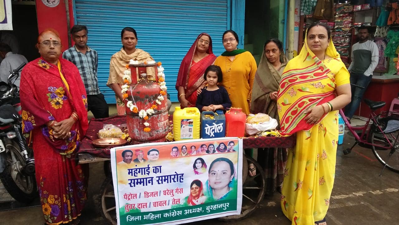 बढ़ती महंगाई पर महिला कांग्रेस का अनोखा विरोध प्रदर्शन, महंगाई का किया सम्मान