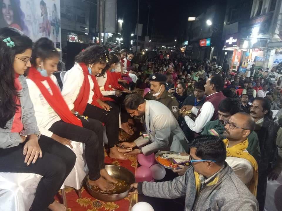 बेटियों का सम्मान : विधायक, कलेक्टर और एसपी ने किया कन्या पूजन