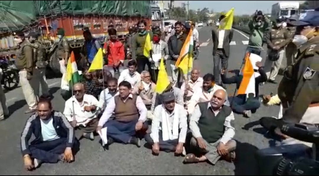इंदौर में चक्का जाम फेल, किसानों ने नारेबाजी कर जताया विरोध, सौंपा ज्ञापन